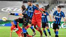 Gelandang Inter Milan, Marcelo Brozovic, berebut bola dengan pemain Bayer Leverkusen pada perempat final Liga Europa 2019/2020 di Merkur Spiel-Arena, Jerman, Selasa (11/8/2020) dini hari WIB. Inter Milan menang 2-1 atas Bayer Leverkusen. (AFP/Martin Meissner/pool)