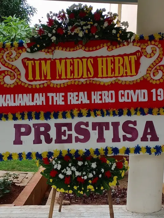 Karangan bunga dukungan untuk tim medis terlihat di RSPI Sulianti Saroso di Jakarta, Jumat (20/3/2020). Tidak hanya tenaga medis, para staf dan Kementerian Kesehatan pun mendapat apresiasi berupa karangan bunga yang datang sejak Rabu (18/3/2020) itu. (Liputan6.com/@rspi_suliantisaroso)