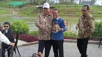 Menko Perekonomian Airlangga Hartarto berpose bersama Menteri Investasi Bahlil Lahadalia. Peristiwa ini terjadi usai Airlangga mengumumkan mundur dari kursi Ketum Partai Golkar. (Foto: Istimewa)