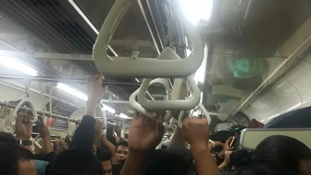 KRL Commuterline dipenuhi penumpang