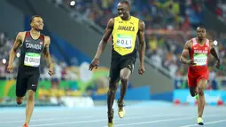 Usain Bolt dan Andre de Grasse terlihat berbincang saat keduanya sama-sama berada jauh di depan lawannya pada semifinal lari 200 meter pria  Olimpiade 2016, Rio de Janeiro, Brasil (17/8). (REUTERS/Lucy Nicholson)