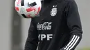 Bek Argentina Gonzalo Montiel mengontrol bola selama sesi latihan di Ezeiza, Buenos Aires, Rabu (13/10/2021). Timnas Argentina dan Peru berhadapan pada lanjutan Kualifikasi Piala Dunia 2022 zona Amerika Selatan di Stadion Monumental Antonio Vespucio Liberti pada Jumat (15/10). (JUAN MABROMATA/AFP)