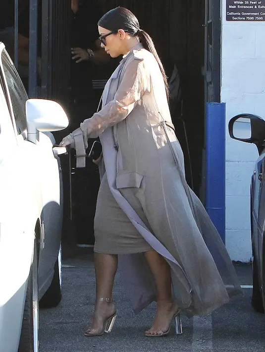 Kim Kardashian memakai sepatu hak tinggi di usia kehamilannya yang sudah memasuki bulan ke tujuh. Merupakan hal hebat bagi wanita yang sedang hamil untuk memakai sepatu hak tinggi. (via dailymail.co.uk)