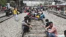 Para pengunjuk rasa duduk di rel kereta api di stasiun kereta api Secundrabad di Hyderabad, India, Jumat (17/6/2022). Unjuk rasa hari kedua berturut-turut pada hari Jumat menentang skema rekrutmen pemerintah jangka pendek yang baru untuk militer. (AP Photo/Mahesh Kumar A)