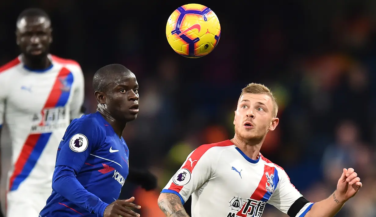 Gelandang Chelsea, N'Golo Kante berebut bola dengan gelandang Crystal Palace, Max Meyer saat bertanding pada lanjutan Liga Inggris stadion Stamford Bridge, London (4/11). Chelsea menang atas Crystal Palace dengan skor 3-1. (AFP Photo/Glyn Kirk)