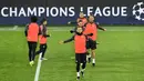 Gelandang Sevilla, Ivan Rakitic bersama rekan-rekannya melakukan pemanasan selama sesi latihan tim di Dortmund, Jerman (8/3/2021). Sevilla akan bertanding melawan Borrusia Dortmund pada leg kedua babak 16 besar Liga Champions di Signal Iduna Park. (AP Photo/Martin Meissner)