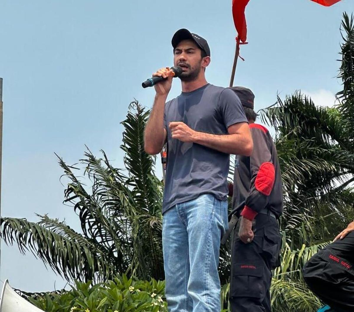 Aktor Reza Rahadian ikut turun ke jalan selama aksi unjuk rasa menolak pengesahan revisi UU Pilkada di Gedung DPR, Jakarta, Kamis (22/8/2024). Dalam video yang beredar di media sosial, Reza Rahadian bahkan turut berorasi di atas mobil komando. Foto: X/@ta