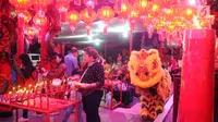 Tarian barongsai hibur warga keturunan Tionghoa pada malam Tahun Baru Imlek di Vihara Amurva Bhumi, Jakarta, Senin (04/2). Boneka berbentuk singa dimainkan untuk mengusir setan. (Liputan6.com/Herman Zakharia)