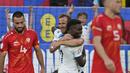 Selebrasi gelandang Timnas Inggris, Bukayo Saka bersama Harry Kane setelah mencetak gol keempat Inggris ke gawang Makedonia Utara pada laga Grup C kualifikasi Euro 2024 antara Timnas Inggris menghadapi Makedonia Utara di Old Trafford, Manchester (19/6/2023). (AP Photo/Dave Thompson)
