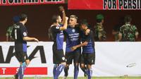Bomber Arema, Samsul Arif mencetak gol ke gawang Persipura pada menit ke-11 lewat penalti.