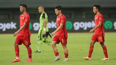 Persija Jakarta gagal mempertahankan keunggulan pada masa injury time babak kedua hingga harus menerima hasil imbang 2-2 saat dijamu Bhayangkara FC pada laga pekan ke-20 BRI Liga 1 2023/2024 di Stadion Patriot Candrabhaga, Bekasi, Senin (27/11/2023). Sempat tertinggal lebih dahulu lewat gol Matias Mier pada menit ke-24, Persija mampu membalikkan keadaan dengan mencetak dua gol melalui Aji Kusuma (52') dan Ryo Matsumura (63'). Gol pamungkas yang membuat Persija gagal meraih tiga poin dalam laga ini dicetak oleh Muhammad Ragil saat injury time babak kedua memasuki menit pertama dari total lima menit tambahan waktu. (Bola.com/M Iqbal Ichsan)