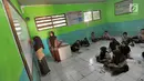 Sejumlah siswa belajar di lantai kelas di Madrasah Ibtidaiyah (MI) Misbahul Athfal, Kampung Cileuleuy, Desa Cibentang, Kecamatan Ciseeng, Bogor, Kamis (8/8/2019). Sekolah tersebut dibangun murni swadaya masyarakat  dengan jumlah siswa sebanyak 126 orang. (merdeka.com/Arie Basuki)