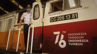 Andri Kusuma Bhakti (35), masinis PT Kereta Api Indonesia (KAI) Daerah Operasional (Daop) II Bandung mengecek lokomotif di Dipo Stasiun Bandung, Jumat (11/9/2021).
