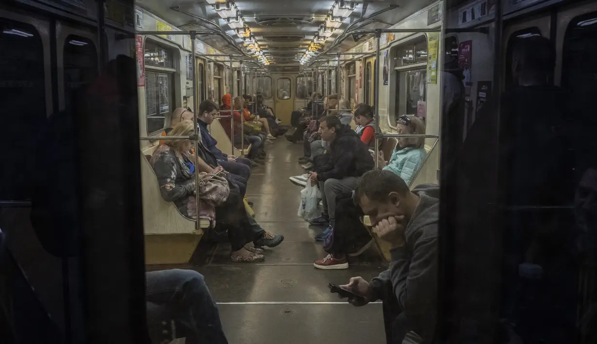 Komuter menaiki kereta bawah tanah di Kharkiv, Ukraina timur, Selasa (24/5/2022). Kereta bawah tanah Kharkiv kembali beroperasi pada Selasa pagi setelah ditutup selama lebih dari dua bulan selama upaya Rusia untuk merebut kota itu. (AP Photo/Bernat Armangue)