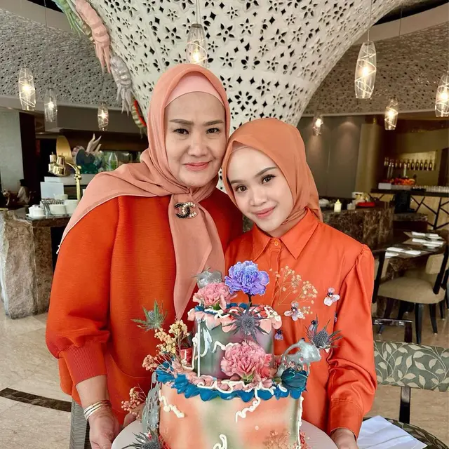 Menikah Tidak Didampingi Ayah, Ini 6 Potret Dea Sahirah dan Ibunda
