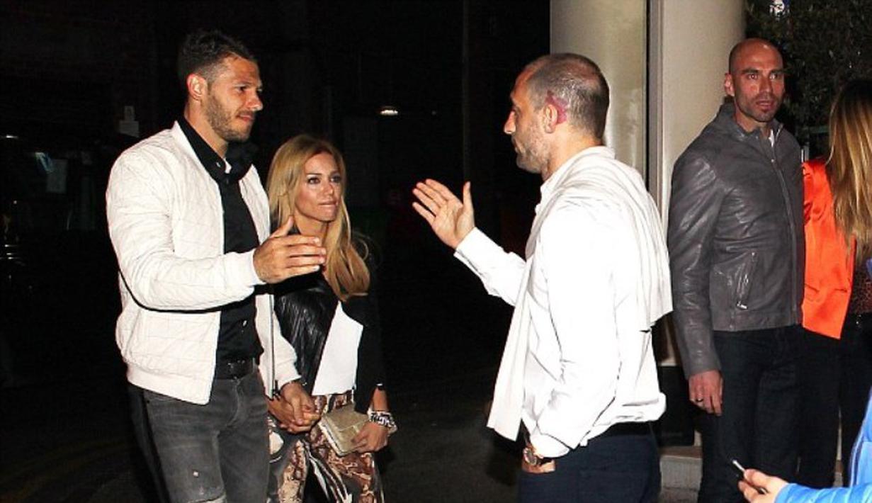 Martin Demichelis melakukan tos dengan Pablo Zabaleta sebelum memasuki Restoran San Carlo (EA Monn)