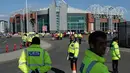 Pihak keamanan di markas MU, Stadion Old Trafford, mengevakuasi penonton di tribun Stretford End dan tribun Sir Alex Ferguson, Inggris, Minggu (15/5). Polisi menemukan sebuah paket mencurigakan di Tribun Notrh West Quadran. (Oli SCARFF/AFP)