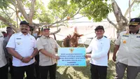 Kasatgas Tito Karnavian Serahkan Bantuan Sapi Presiden Prabowo untuk Warga Terdampak Bencana di Aceh