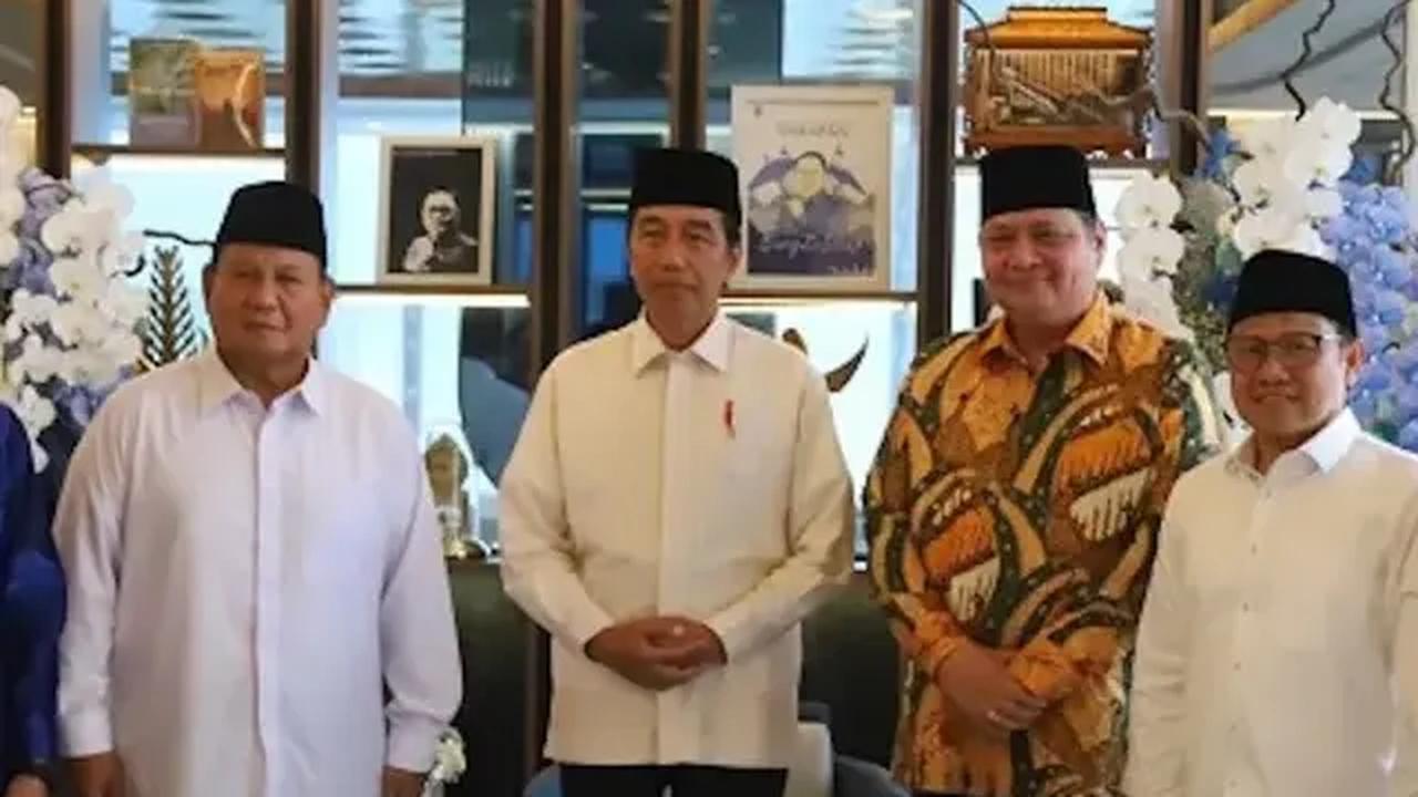 Saat ditanya maksud dari acungan jempol itu, Jokowi menolak disangkutpautkan dengan kode.