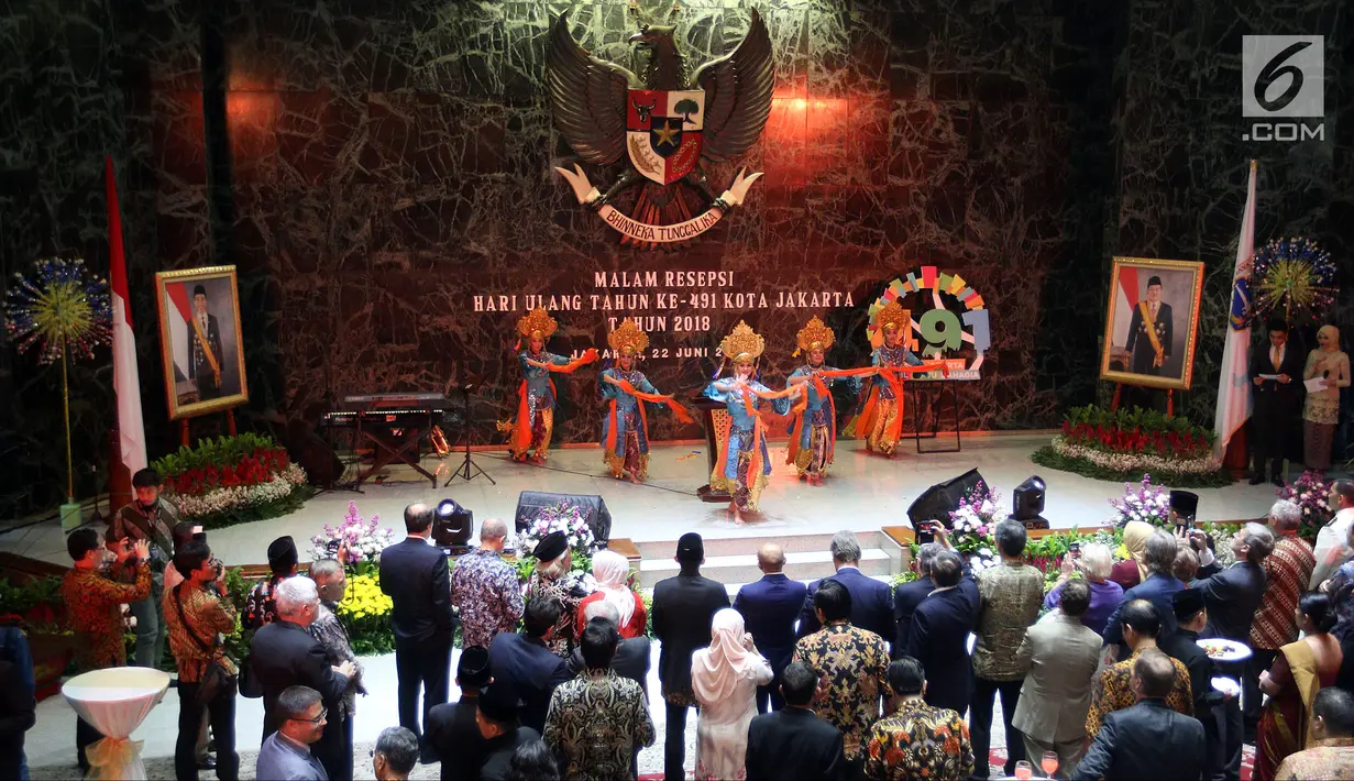 Para tamu undangan menyaksikan penampilan seni tari dalam Malam Resepsi HUT ke-491 Kota Jakarta di Balai Kota Jakarta, Jumat (22/6). Acara tersebut dihadiri oleh para duta besar negara dan sejumlah tokoh. (Liputan6.com/JohanTallo)