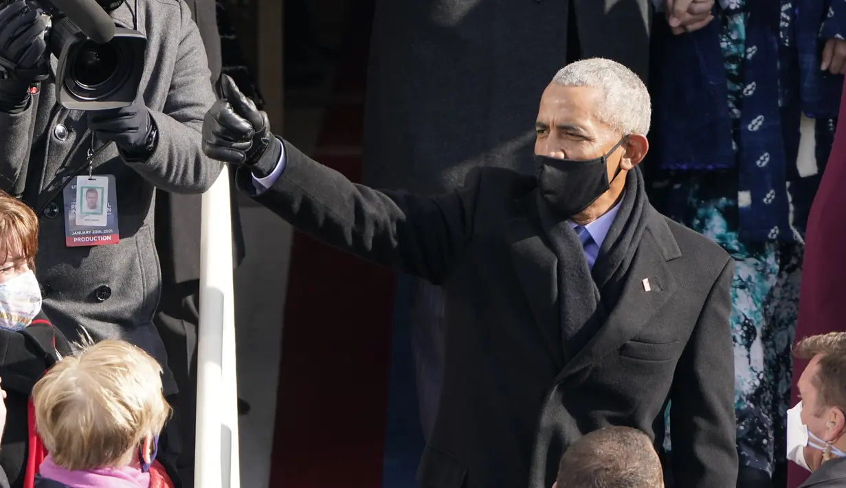 Mantan Presiden ke-44 AS, Barack Obama memberikan acungan jempol usai Pelantikan Presiden Joe Biden di US Capitol di Washington, Rabu (20/2/2021). Tiga mantan Presiden AS Barack Obama, George Bush dan Bill Clinton menghadiri pelantikan Presiden terpilih Joe Biden. (AP Photo / Patrick Semansky, Pool)