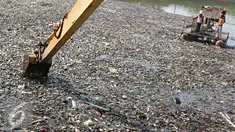 Alat berat mengeruk sampah di Pintu Air Marunda Hilir, Jakarta, Selasa (17/5). Perilaku buruk warga buang sampah sembarangan menyebabkan sampah selalu menumpuk di pintu air tersebut, meskipun setiap hari dibersihkan. (Liputan6.com/Immaniel Antonius)