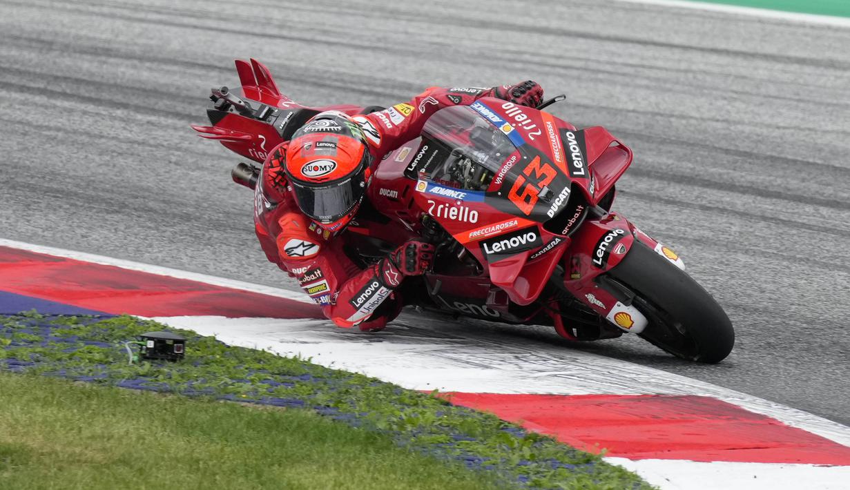 Kemenangan ini menjadi yang ketiga diraih Francesco Bagnaia secara beruntun. Sebelumnya, pembalap asal Italia itu juga menjadi juara pada MotoGP Belanda dan Inggris. (AP/Florian Schroetter)