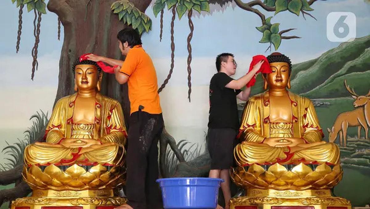 Melihat Ritual Bersih-bersih Patung dan Vihara Amurva Bhumi Jakarta