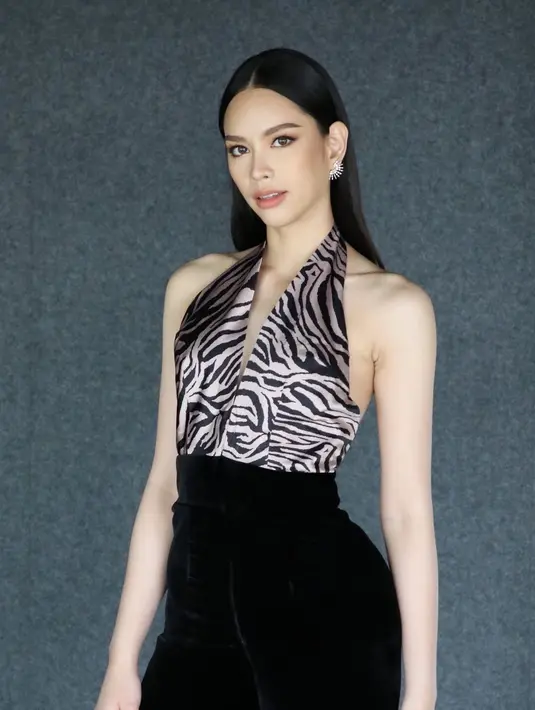 Gaya rambut mulai berubah dengan belah tengah yang rapi dan rambut tertata indah seperti seorang ratu kecantikan (Foto: Instagram @annasnga_1o)