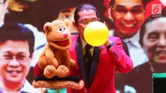 Seniman ventriloquist beraksi dalam pertunjukan Ventriloquist Indonesia di Perpustakaan Nasional, Jakarta, Rabu (4/7). Pertunjukan seni berbicara tanpa menggerakkan bibir ini diikuti seniman ventriloquist lintas generasi. (Liputan6.com/Immanuel Antonius)