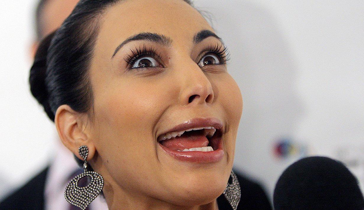 Kim Kardashian memasang wajah konyol saat perayan 28th Annual FiFi Awards, di Newy York pada 10 Juni 2010. (HENRY LAMB/PHOTOWIRE/BEI/REX/SHU/HollywoodLife)