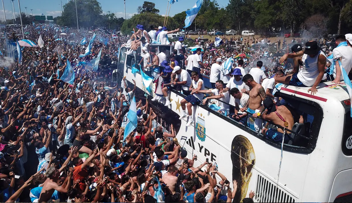 Pendukung menyambut kepulangan Timnas Argentina setelah menjuarai Piala Dunia 2022 di Buenos Aires, Argentina, 20 Desember 2022. Jutaan orang menyambut kepulangan Lionel Messi dan kawan-kawan bak pahlawan usai Argentina menjuarai Piala Dunia 2022. (AP Photo/Victor Caivano)