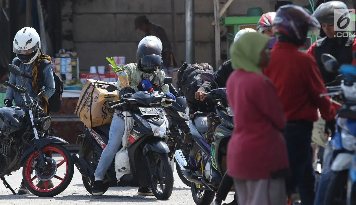 Pemudik sepeda motor mengantre saat mengisi bahan bakar di SPBU kawasan Brebes, Jawa Tengah, Minggu (2/6/2019).  Sejumlah SPBU di Brebes terpantau ramai oleh para pemudik yang mengisi bahan bakar kendaraannya. (Liputan6.com/Herman Zakharia)
