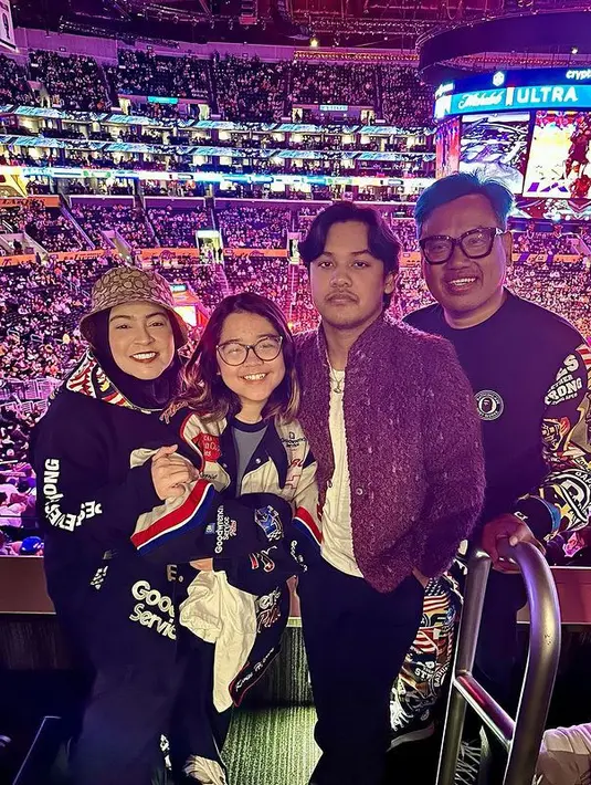 Sempat trauma sekitar sebulan, Cinta Kuya sudah mulai berani menyetir mobil sendiri lagi."Sekarang udah mulai berani, dia sudah beli mobil bekas dari uang pengganti. Gimana kalau di sana nggak berani nyetir, ke mana mana susah," tambah Uya Kuya pada kesempatan yang sama. [Instagram/astridkuya]