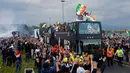 Juventini (sebutan buat suporter Juventus) menyambut para punggawa tim berjuluk La Vecchia Signora (Nyonya Tua) di Turin, Italia, (18/5/2014). (REUTERS/Alessandro Garofalo)