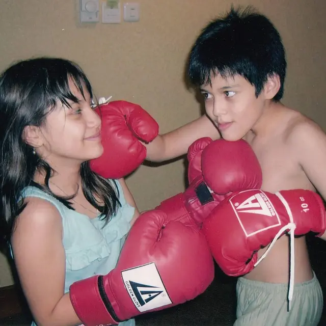 8 Potret Maxime Bouttier Bareng Adik yang Jarang Tersorot, Mukanya Jahil Banget