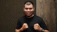 Chris John mantan juara dunia tinju asal Indonesia memberi dukungan kepada Daud 'Cino' Yordan (Liputan6.com/Helmi Fithriansyah)