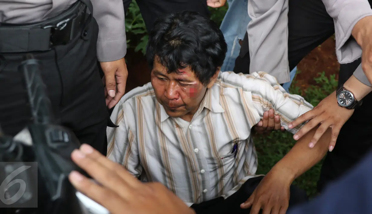 Seorang pengemudi Go-Jek bernama Siswanto (tengah) menjadi korban amukan oknum sopir taksi yang berada di dekat gedung TVRI Senayan, Jakarta, (22/3). Kawasan tersebut memang sedang terjadi unjukrasa sejumlah supir taksi. (Liputan6.com/Herman Zakharia)