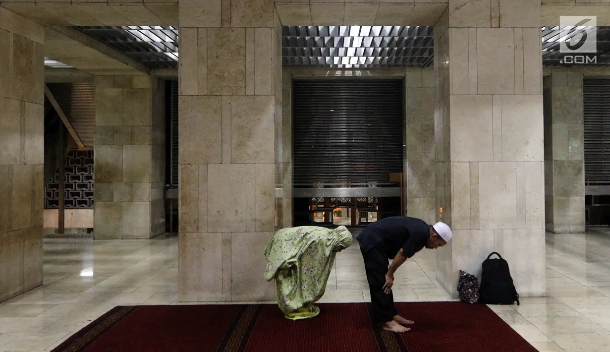 Dua orang jamaah melaksanakan salat tarawih pertama Ramadan 1438 di Masjid Istiqlal, Jakarta, Jumat (26/5). Pemerintah menetapkan 1 Ramadan 1438 Hijriah jatuh pada hari Sabtu 27 Mei 2017. (Liputan6.com/Johan Tallo)
