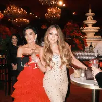 Sementara itu, diva Mariah Carey tampil menawan dalam gaun spaghetti strap berkilau warna emas yang memancarkan aura mewah khas dirinya.   [@krisjenner].