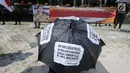 Aktivis dari Gema Tapteng membentangkan spanduk saat melakukan unjuk rasa di depan gedung KPK, Jakarta (9/5). Suap tersebut terkait sengketa Pilkada Tapanuli Tengah 2011 lalu. (Merdeka.com/Dwi Narwoko)
