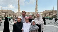 Pasha Ungu ibadah umrah dengan keluarga. (Dok. Instagram @pashaungu_vm).