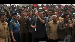 Sby mengangkat bendera tanda star lomba dimulai di kawasan IPSC, Bogor, Selasa (18/8/2014) (Liputan6.com/Johan Tallo)