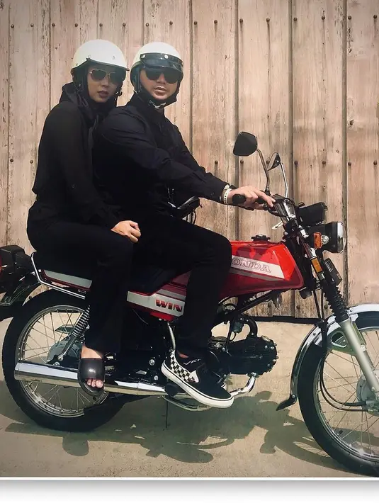 <p>Salah satu yang menjadi hobinya Koko adalah motoran. Tampak, ia beberapa kali mengunggah momen motoran bersama sang istri tercinta. [Instagram/koko_ko_koko]</p>