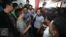 Salah satu orangtua yang anaknya menjadi korban vaksin palsu meminta penjelasan seorang staf RS Harapan Bunda, Jakarta, Jumat (15/7). Mereka meminta manajemen RS berani mempertanggungjawabkan perbuatannya dan tidak bungkam (Liputan6.com/Immanuel Antonius)