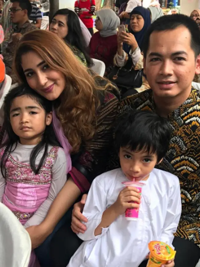 Seperti diketahui, Tania Nadira dan Tommy Kurniawan menikah pada 2011 silam. Rumah tangga yang telah dikaruniai dua orang anak itu kandas pada tahun 2017. Demi buah hatinya, keduanya juga terlihat kompak. (Instagram/tanianadiraa)