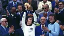 Franz Beckenbauer telah meraih 17 trofi di level klub dan dua gelar juara dengan Timnas Jerman Barat selama berkarier sebagai pesepak bola. Salah satunya adalah Piala Dunia 1974. (AP Photo/File)