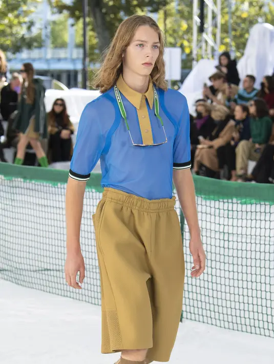 Potongannya juga semakin beragam, mulai dari kemeja polo, rok lipit, jaket, sweater tenis, dan lain sebagainya.