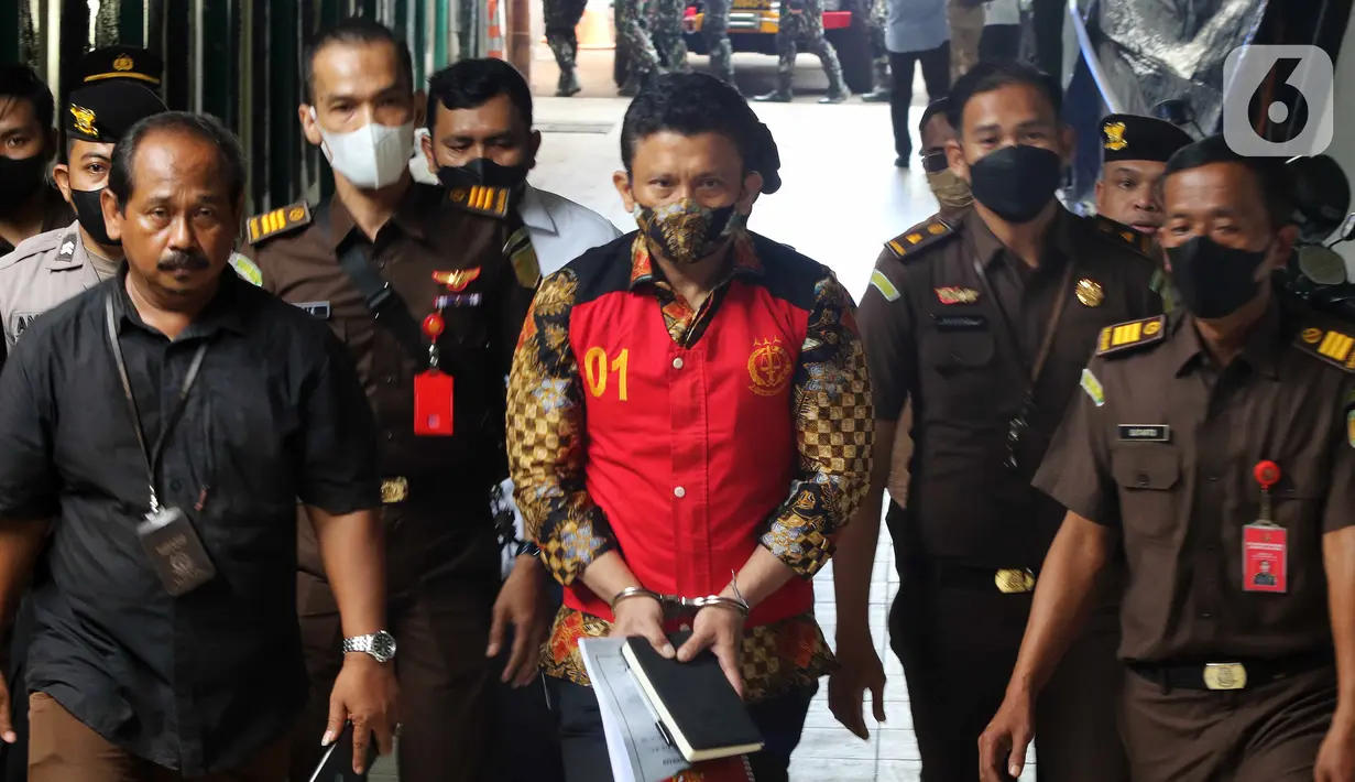<p>Tersangka kasus pembunuhan berencana Brigadir J atau Nofriansyah Yosua Hutabarat Ferdy Sambo saat tiba di Pengadilan Negeri Jakarta Selatan, Senin (17/10/2022). Kedatangan Ferdy Sambo untuk menjalani sidang perdana dengan agenda pembacaan dakwaan.(Liputan6.com/HermanZakharia)</p>