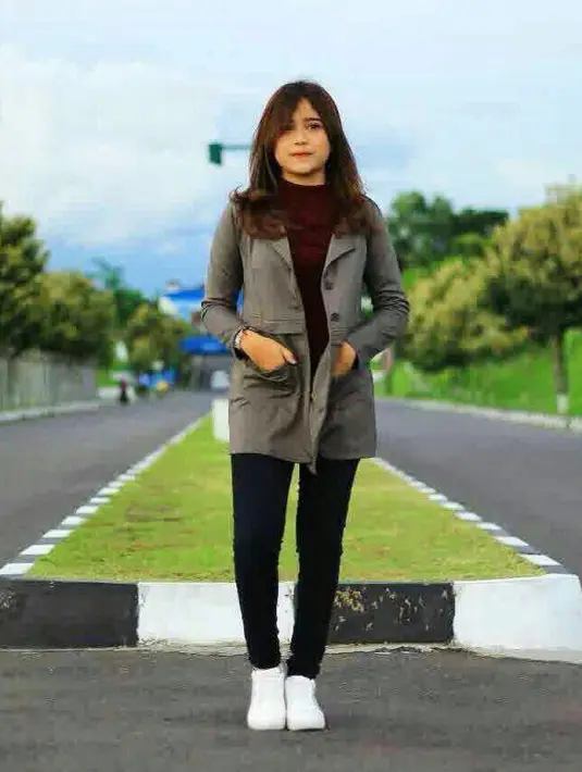 Kalau yang satu ini kece baget. Jodie memilih untuk memakai parka abu-abu yang dipadukan dengan turtle neck merah maroon dan celana hitam. Tampilannya jadi sporty lantaran Jodie memakai sneakers putih. (Instagram/brisiajodie96)